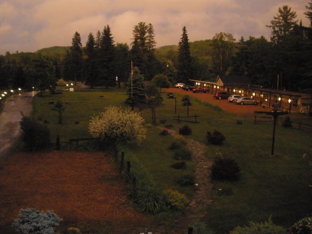 Dwight Riverside Inn Buitenkant foto
