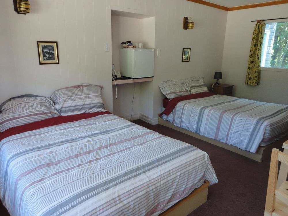 Dwight Riverside Inn Buitenkant foto