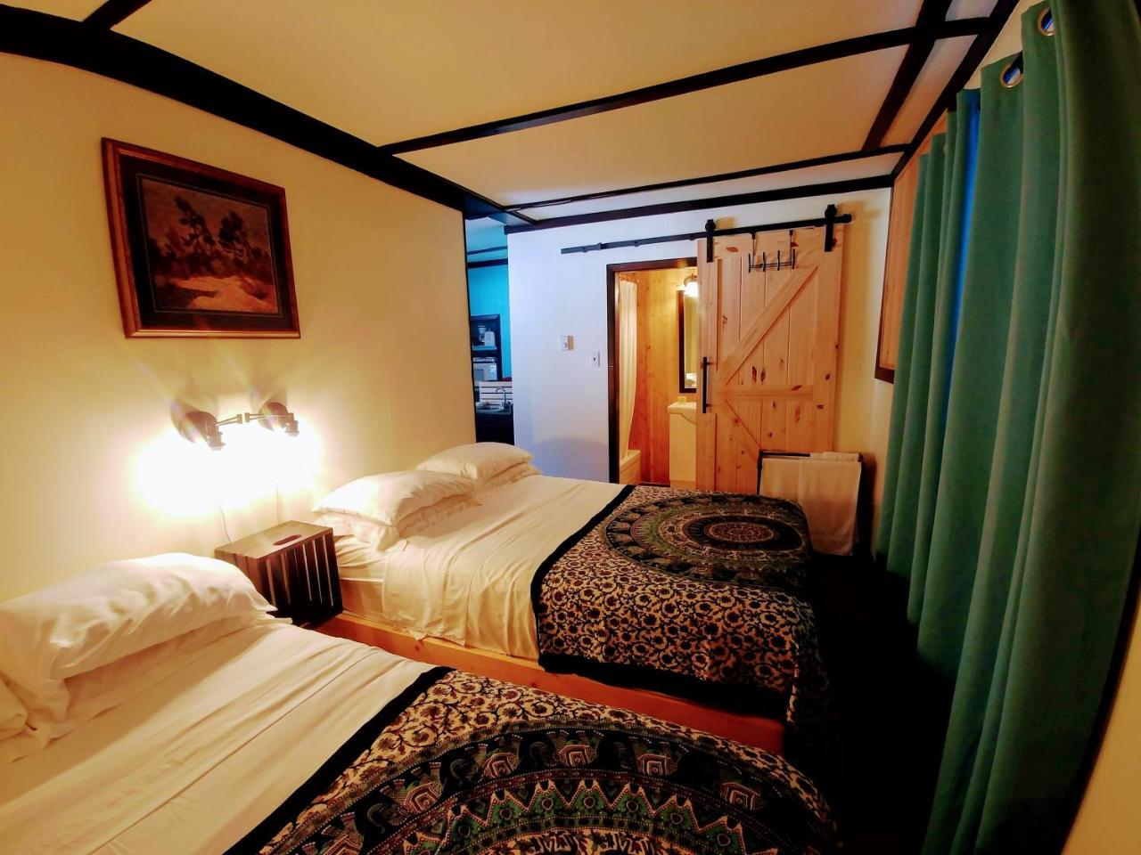 Dwight Riverside Inn Buitenkant foto
